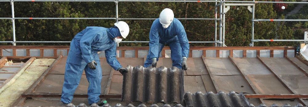 Ältere Faserzement-Wellplatten wurden mit Asbest hergestellt. (Fotos: Suva, polludoc.ch)